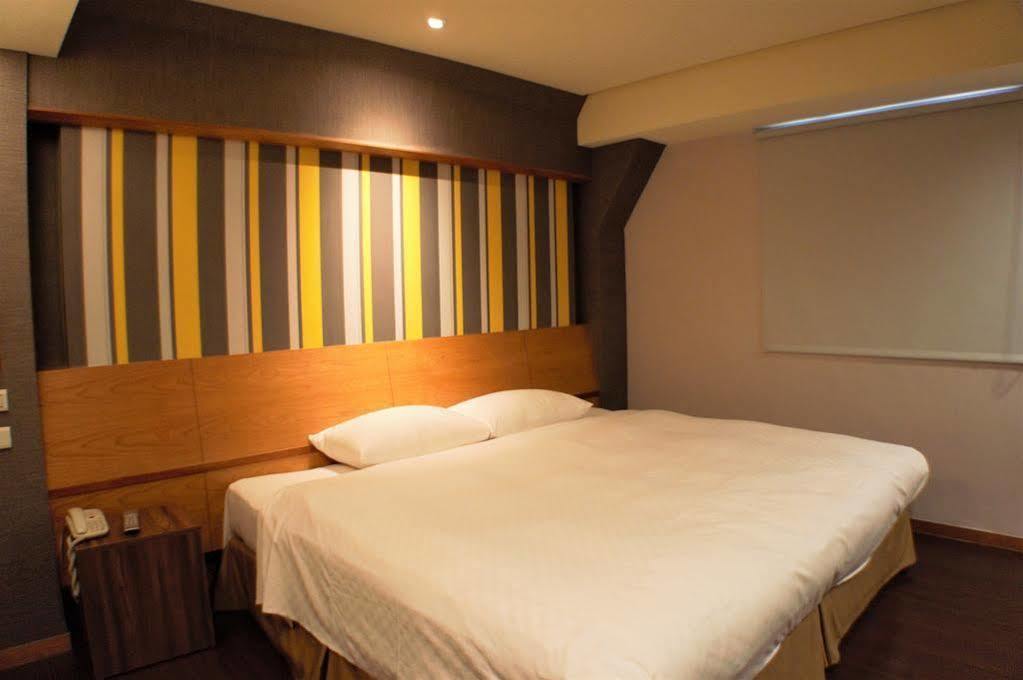 Vip Hotel Taipei Exterior photo